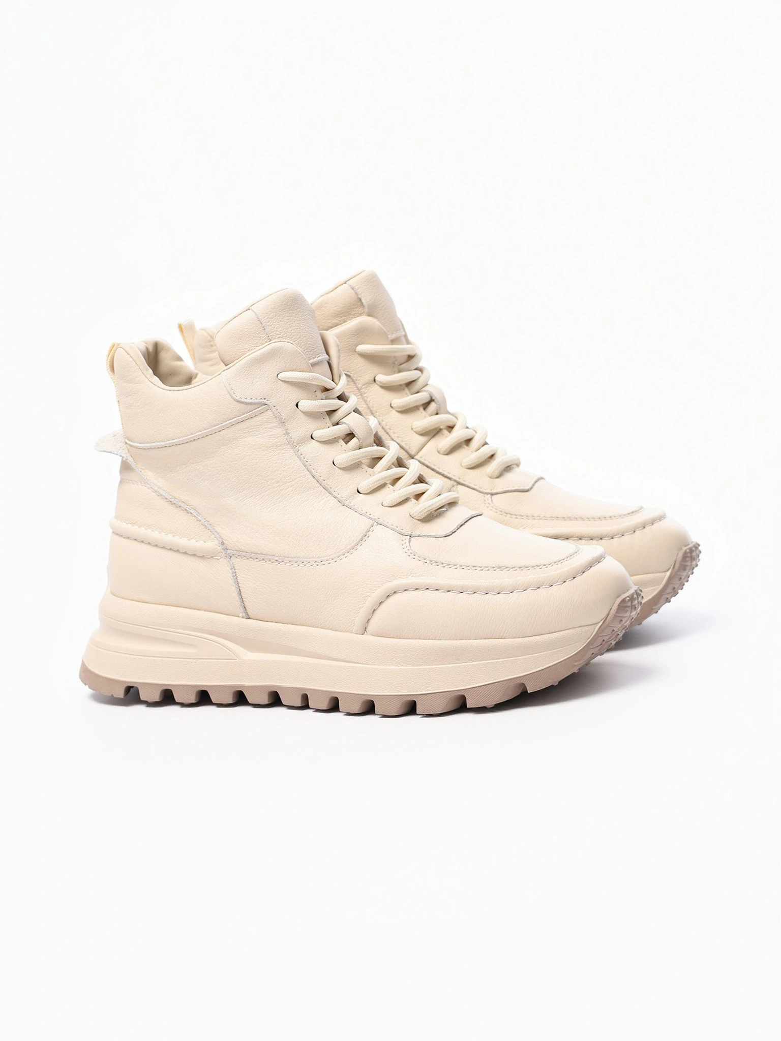 Кроссовки бежевого цвета на рельефной подошве